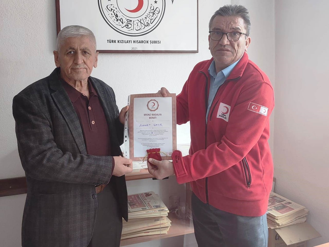 HİSARCIK’TA 18 KEZ KAN BAĞIŞI YAPAN ESNAFA BRONZ MADALYA