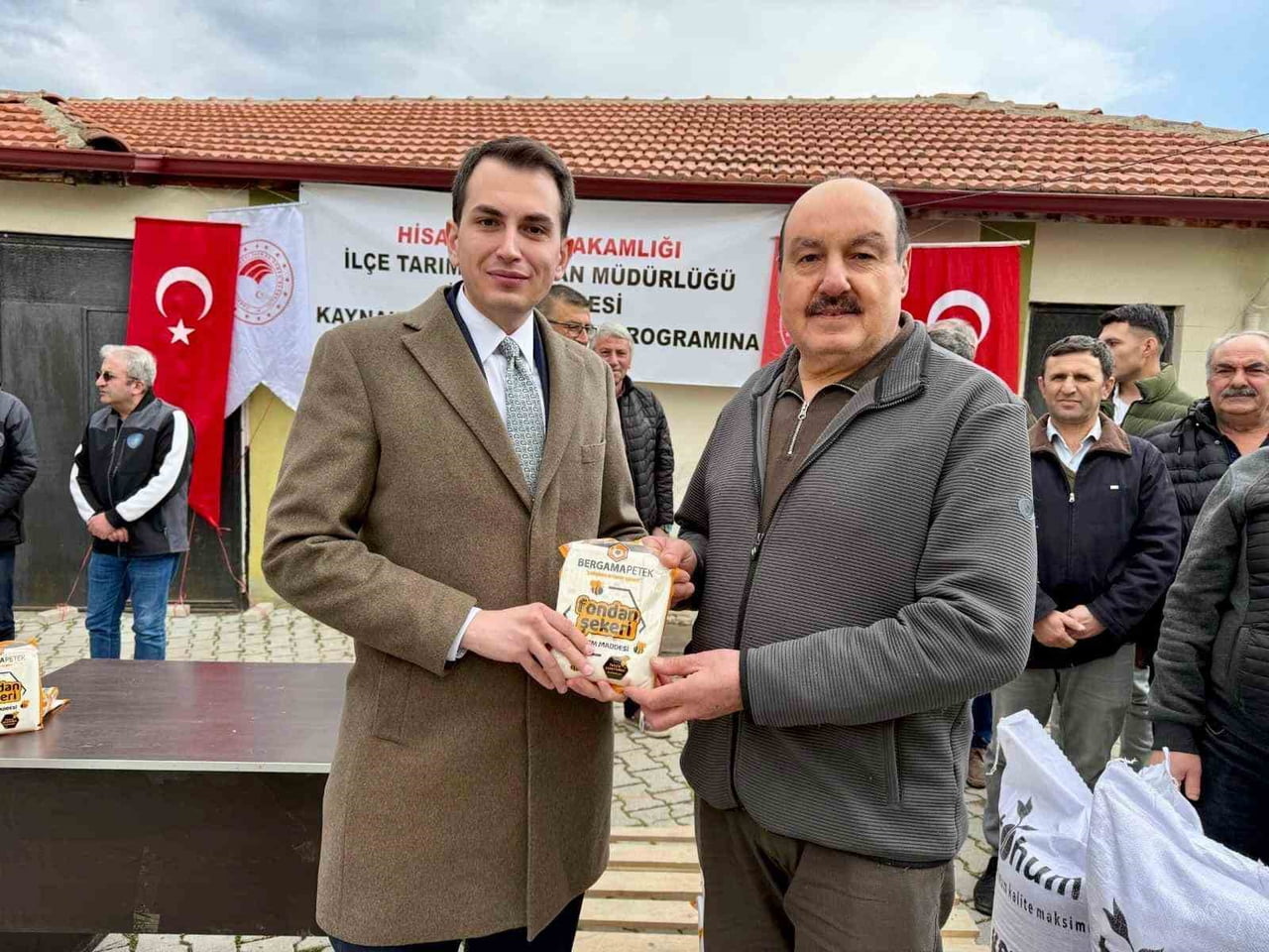 HİSARCIK’TA ARI ÜRETİCİLERİNE FONDAN ŞEKERİ, ÇİFTÇİLERE KORUNGA TOHUMU DAĞITILDI