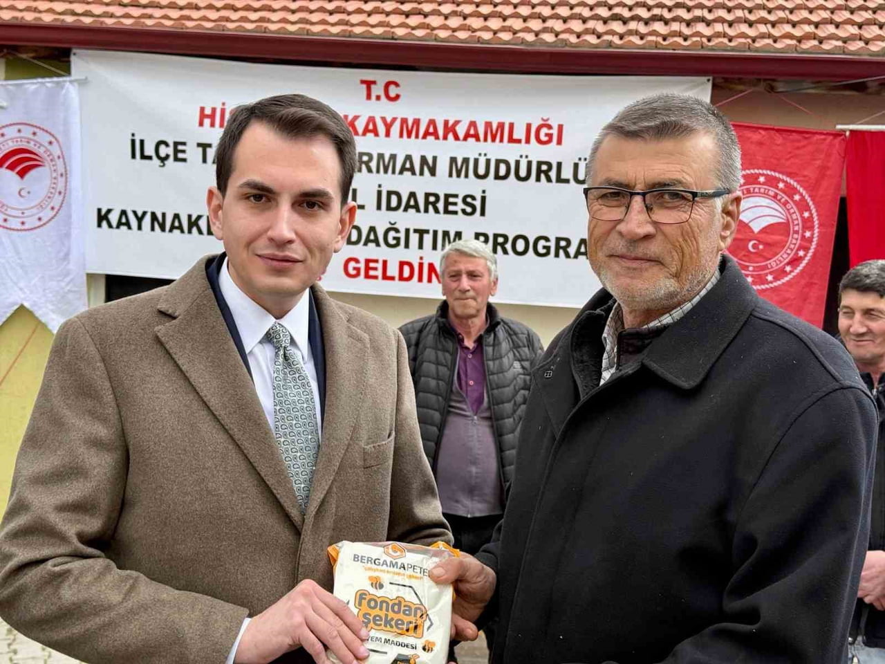 HİSARCIK’TA ARI ÜRETİCİLERİNE FONDAN ŞEKERİ, ÇİFTÇİLERE KORUNGA TOHUMU DAĞITILDI