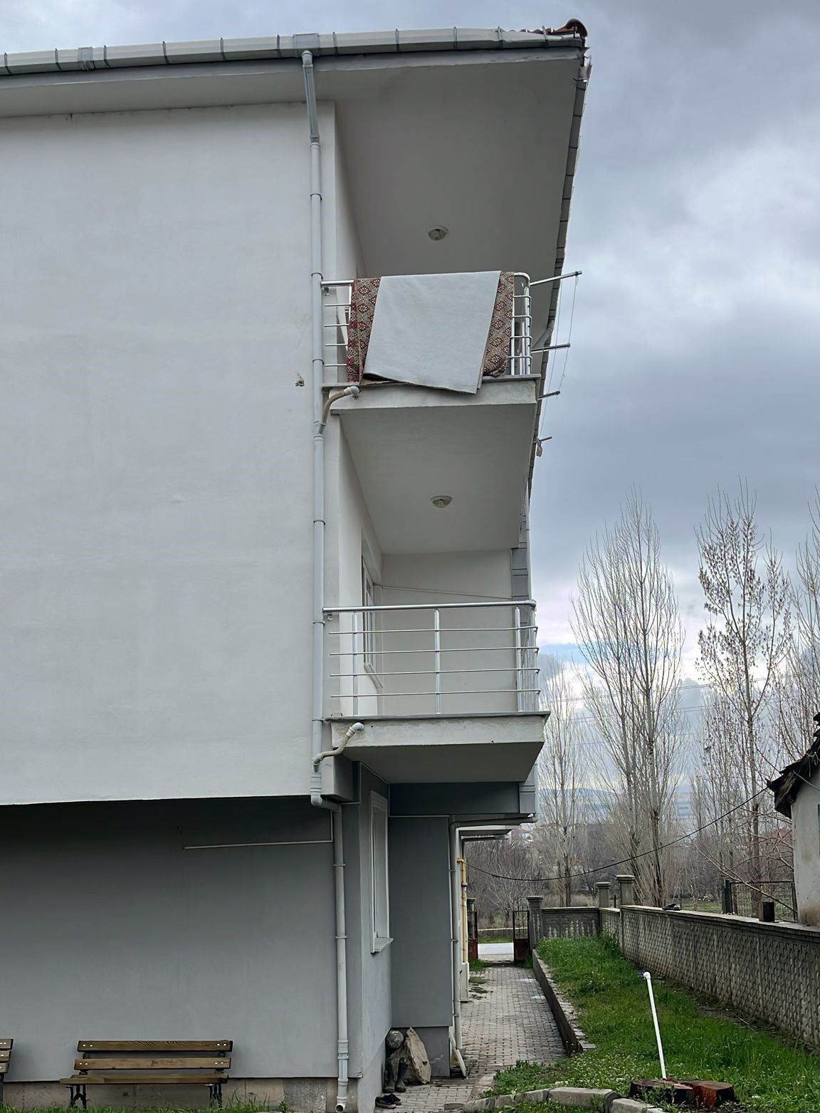 HİSARCIK’TA BALKONDAN DÜŞEN ALZHEİMER HASTASI YAŞAMINI YİTİRDİ