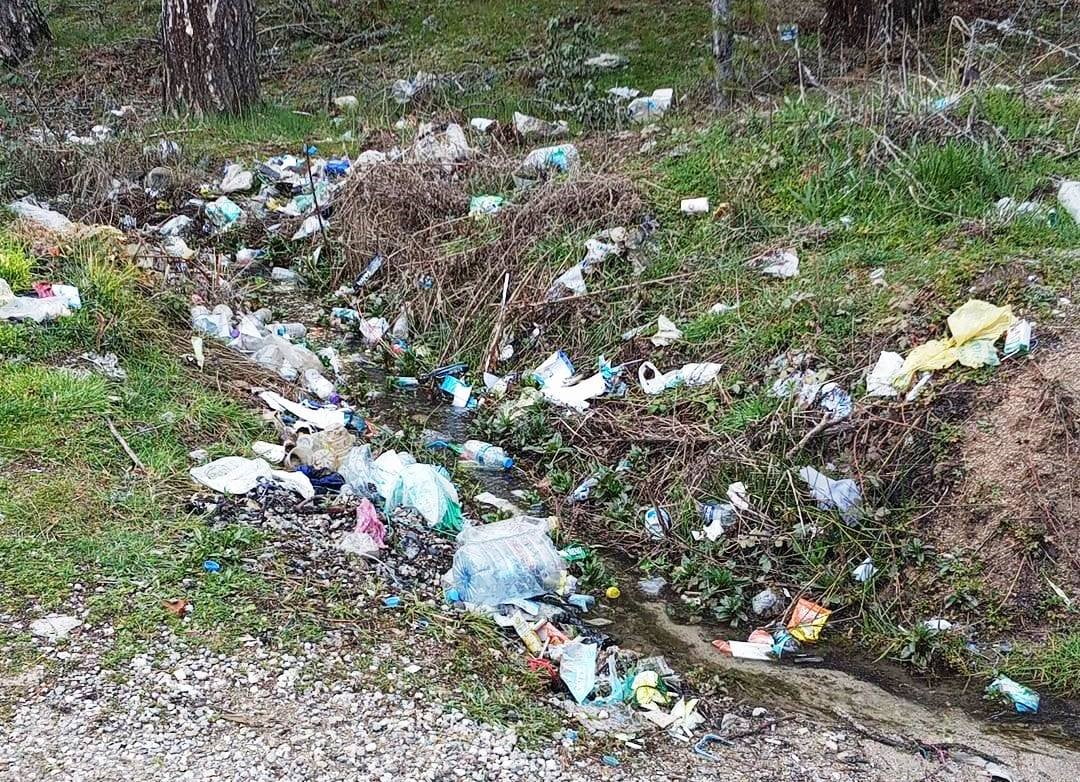 HİSARCIK’TA ÇEŞMENİN ÇEVRESİ ÇÖPLÜĞE DÖNDÜ!