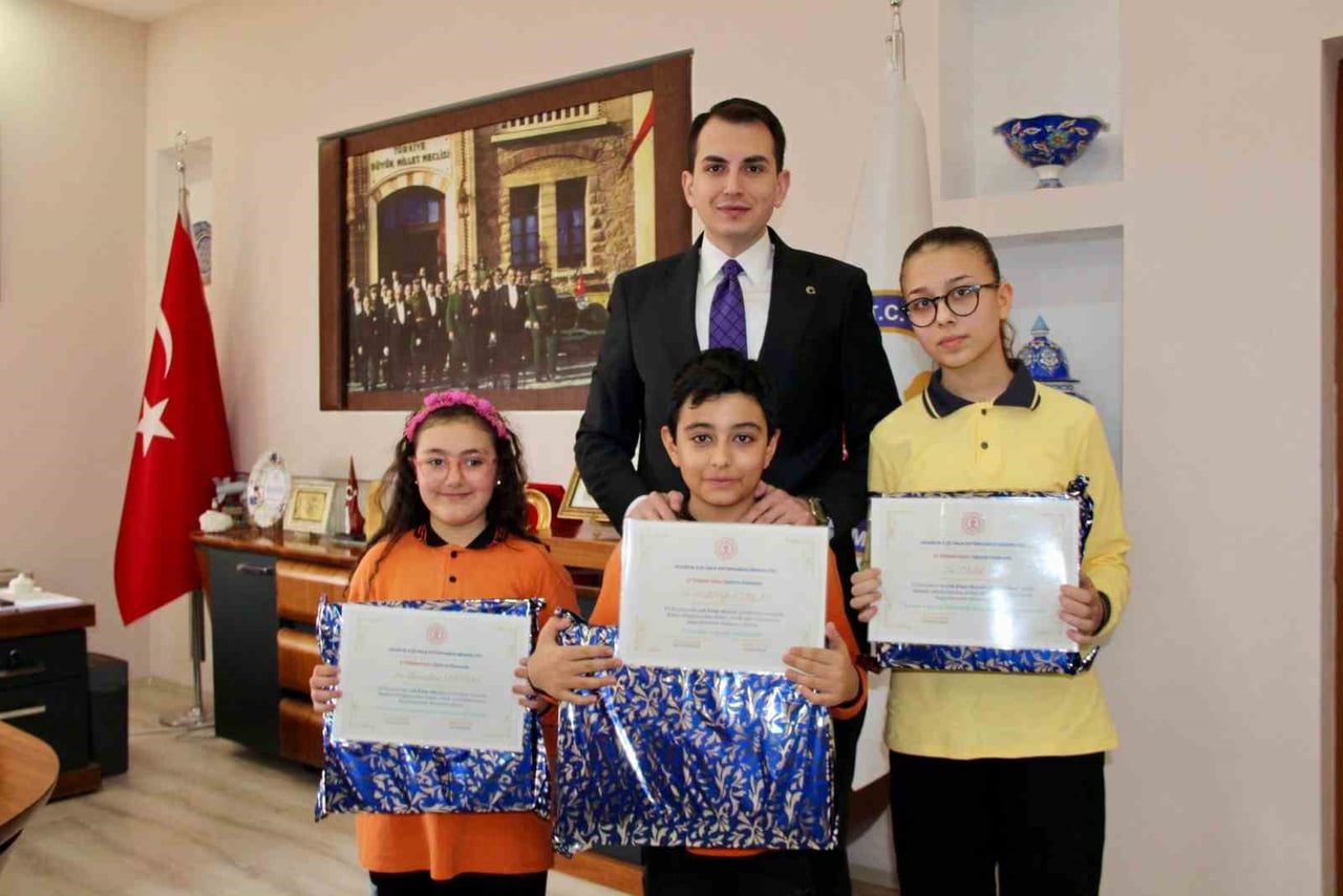 HİSARCIK’TA "KİTAP KURDU" ÖĞRENCİLERE KAYMAKAM ATAM’DAN ÖDÜL