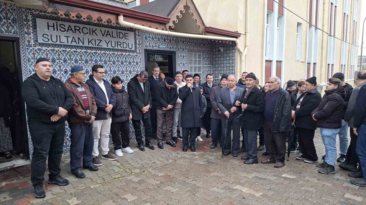 HİSARCIK’TAN 21 KİŞİLİK UMRE KAFİLESİ DUALARLA UĞURLANDI