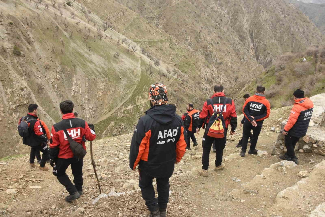 HİZAN'DA KAYBOLAN MİNİK RABİA İÇİN 250 KİŞİ GÖREV ALDI