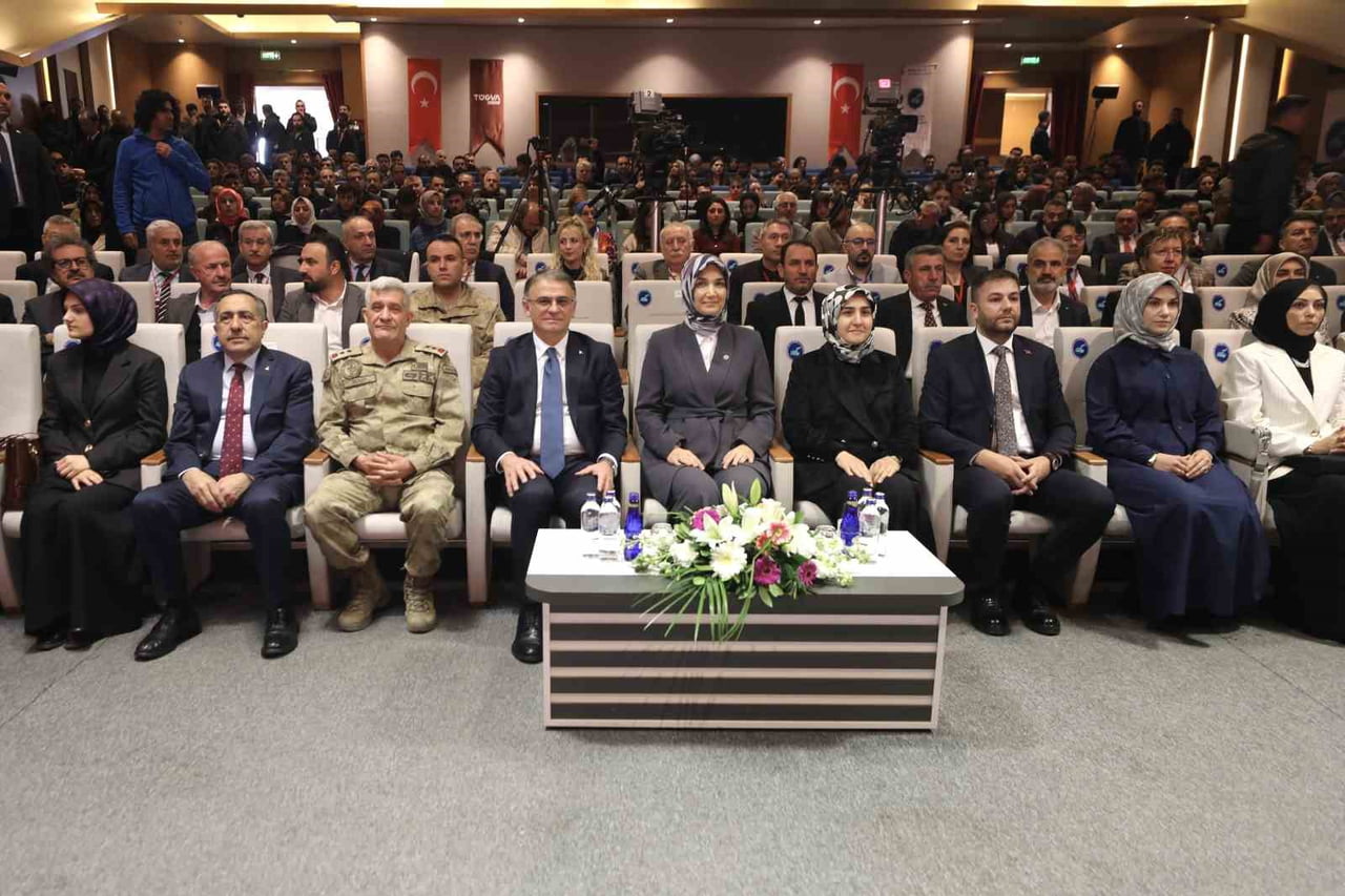 İÇİŞLERİ BAKAN YARDIMCISI DOÇ. DR. KÜBRA GÜRAN YİĞİTBAŞI, VAN YYÜ CENGİZ ANDİÇ KONGRE MERKEZİ'NDE...