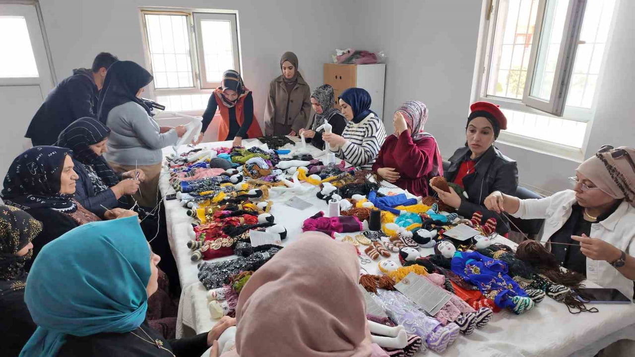 İDİL İLÇESİNDE KADINLAR EL EMEĞİ GÖZ NURU YAPTIKLARI BERİVAN BEBEKLERİ ÜLKENİN DÖRT BİR NOKTASINA...