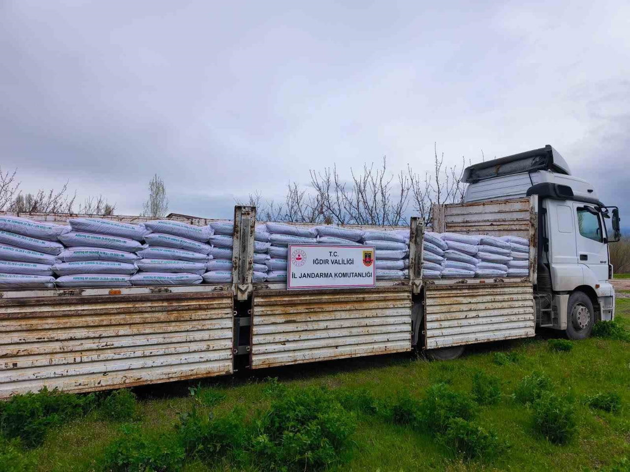 IĞDIR'DA KAÇAK GÜBRE OPERASYONU: 30 TON ÜRÜN ELE GEÇİRİLDİ