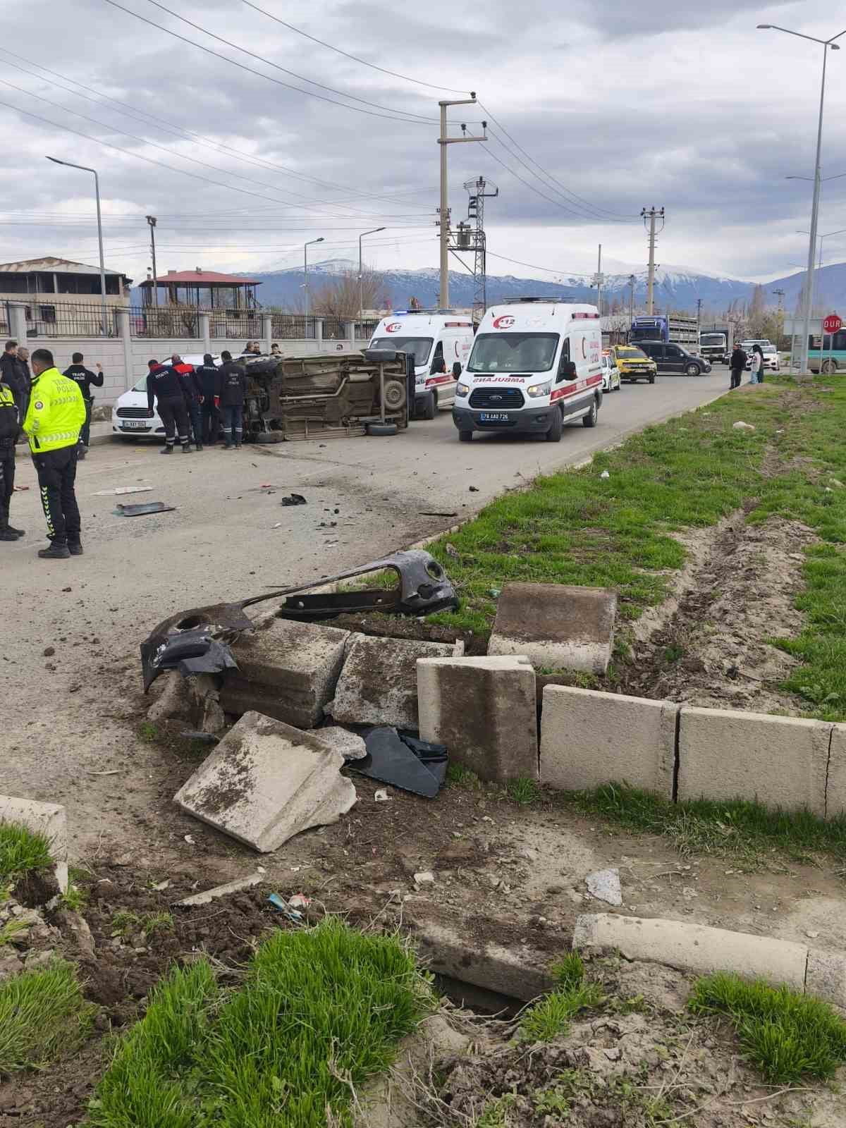 IĞDIR'DA KAZA: ARAÇ TAKLA ATTI, 2 YARALI