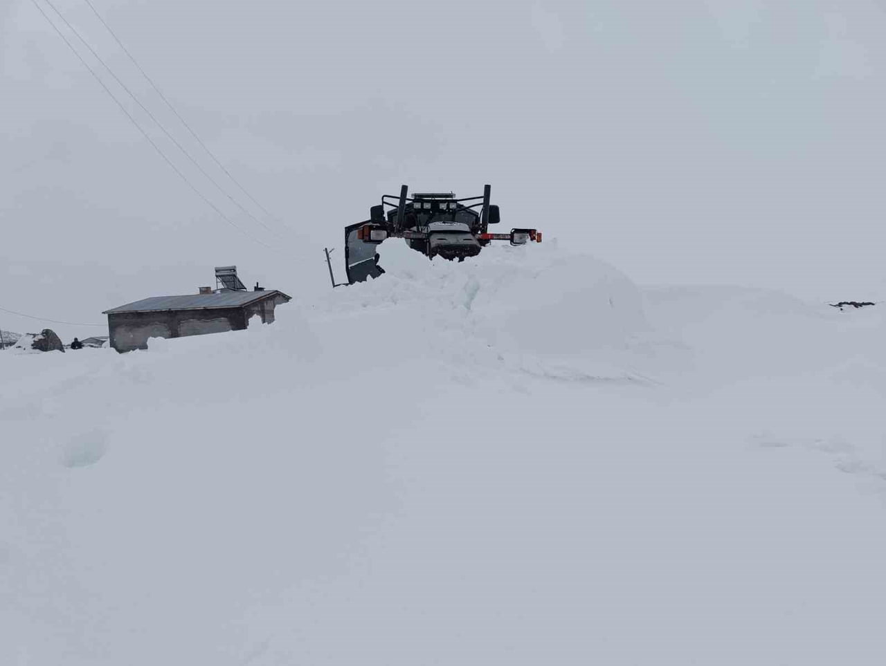 IĞDIR'DA NİSAN AYINDA KARLA MÜCADELE