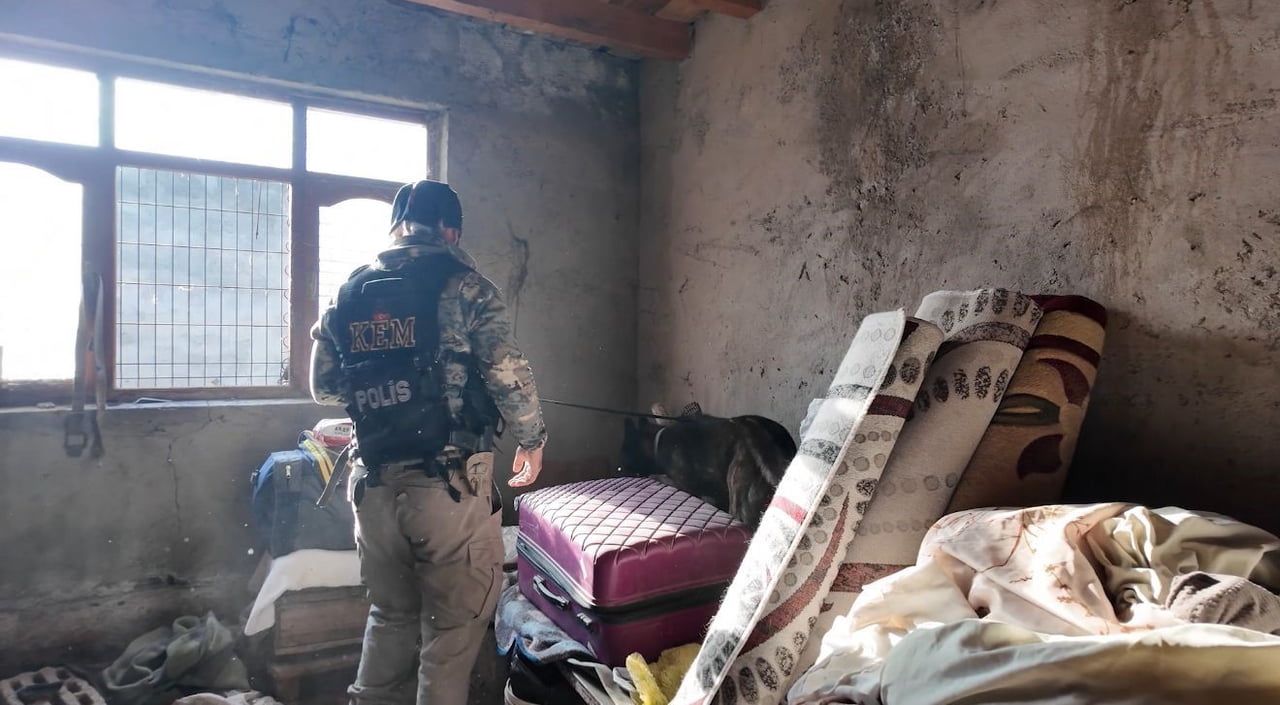 IĞDIR'DA ZEHİR TACİRLERİNE BÜYÜK DARBE: 12 ADRESE OPERASYON, 9 TUTUKLAMA