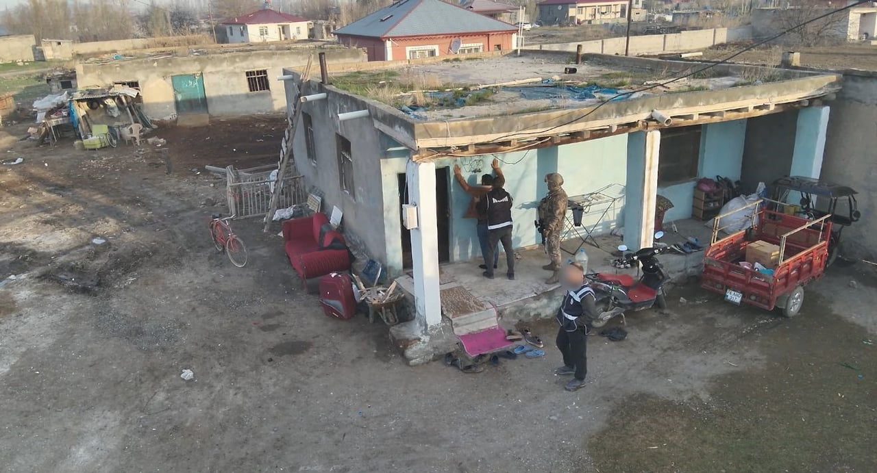 IĞDIR'DA ZEHİR TACİRLERİNE BÜYÜK DARBE: 12 ADRESE OPERASYON, 9 TUTUKLAMA