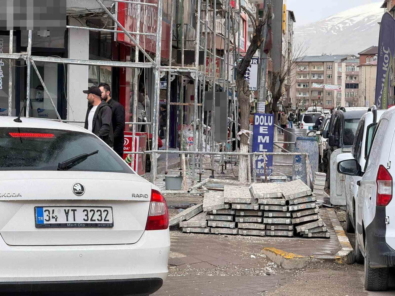 IĞDIR’DA BİNADAKİ DIŞ CEPHE ÇALIŞMASINDA GÜVENLİK İHMALİ