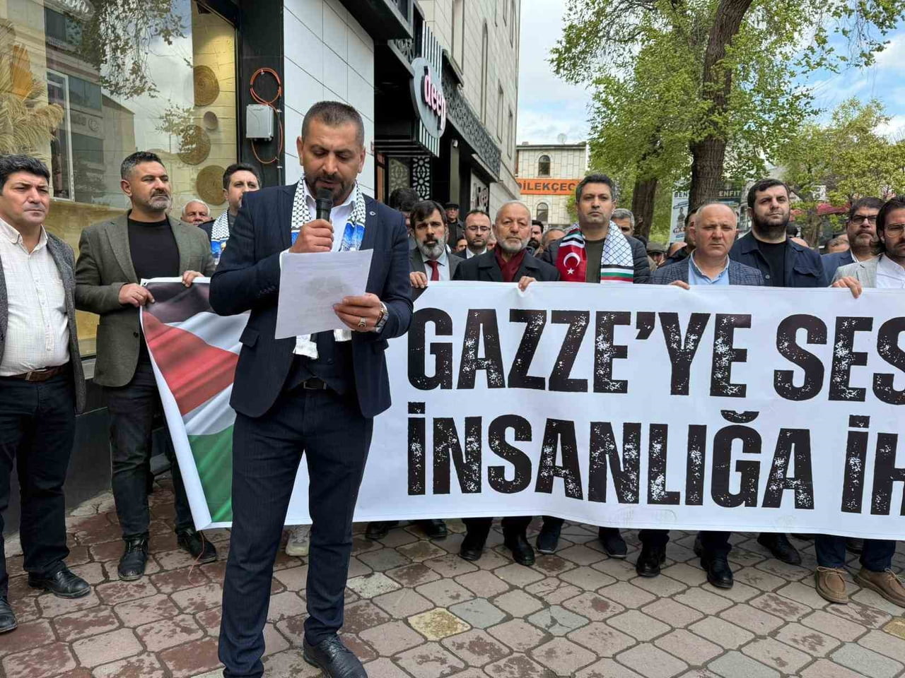 IĞDIR’DA CUMA NAMAZI SONRASI FİLİSTİN’E DESTEK AÇIKLAMASI