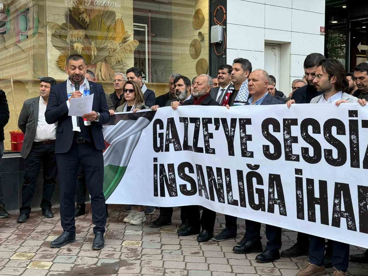 IĞDIR’DA CUMA NAMAZI SONRASI FİLİSTİN’E DESTEK AÇIKLAMASI
