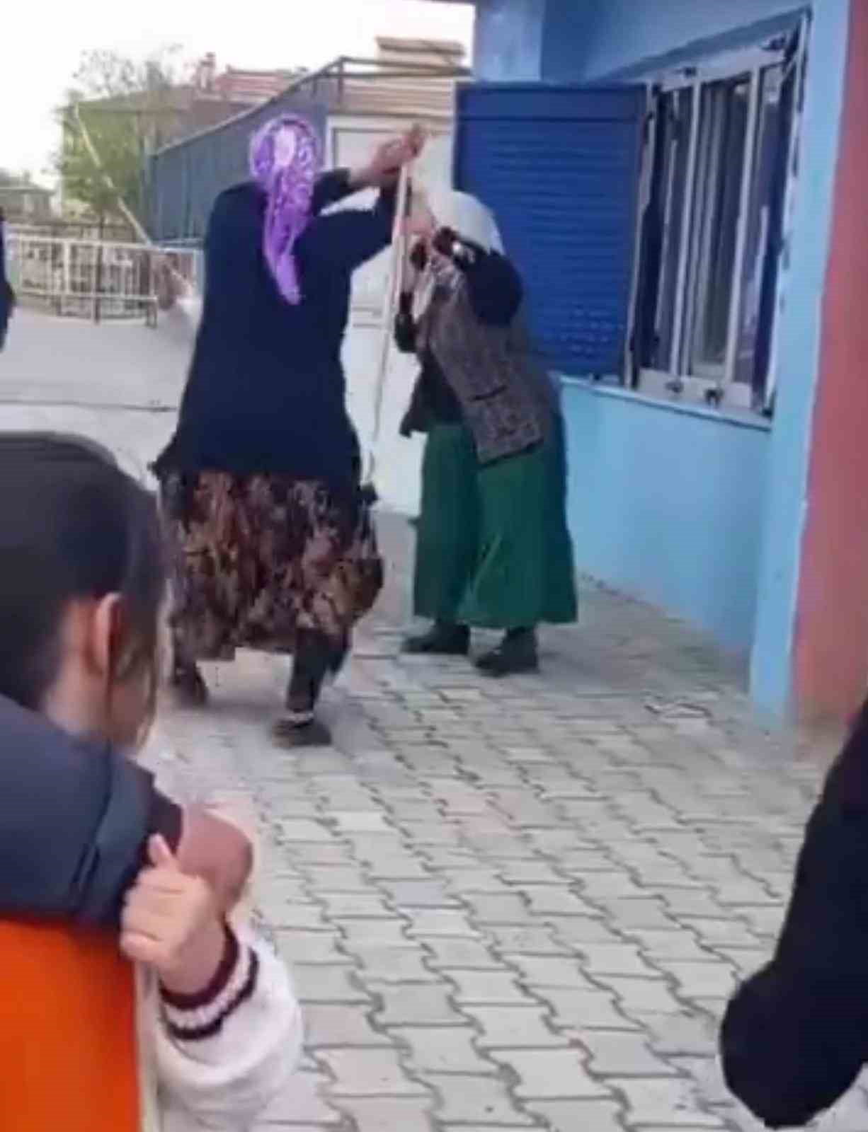 IĞDIR’DA OKUL BAHÇESİNDE KAVGA