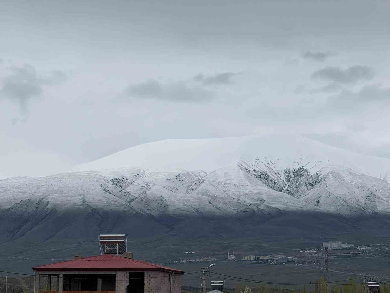 IĞDIR OVASINI ÇEVRELEYEN SIRA DAĞLAR YENİDEN BEYAZA BÜRÜNDÜ