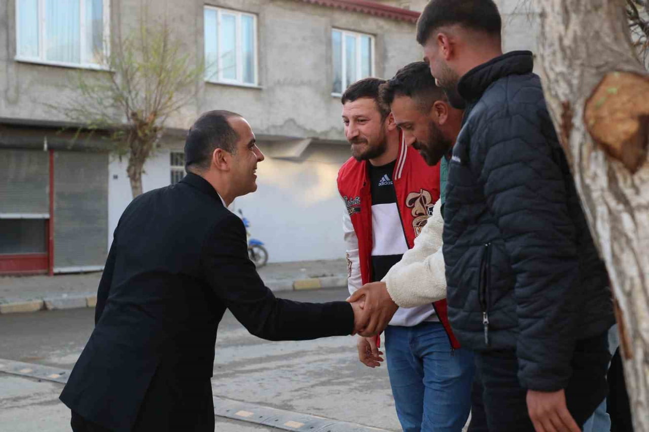 IĞDIR VALİSİ M. FIRAT TAŞOLAR, HALFELİ BELDESİNE GERÇEKLEŞTİRDİĞİ ZİYARETTE BELEDİYE YETKİLİLERİ...