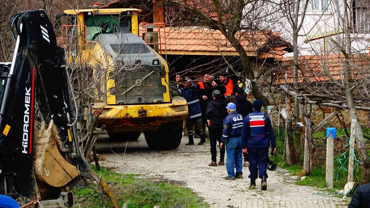 İHBAR ÜZERİNE BÖLGEYE JANDARMA, AFAD, İTFAİYE, TARIM VE ORMAN MÜDÜRLÜĞÜ, DSİ, GLİ VE ÖZEL İDARE...