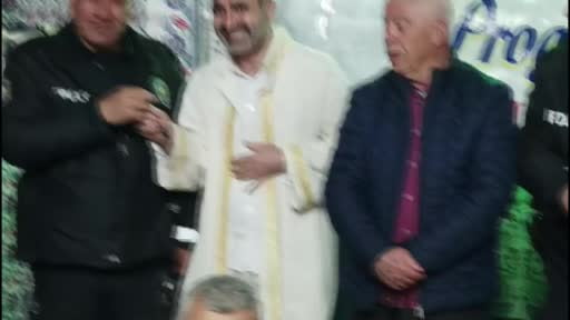 İhbar üzerine camiye gelen polisler sürpriz kutlamayla karşılaştı