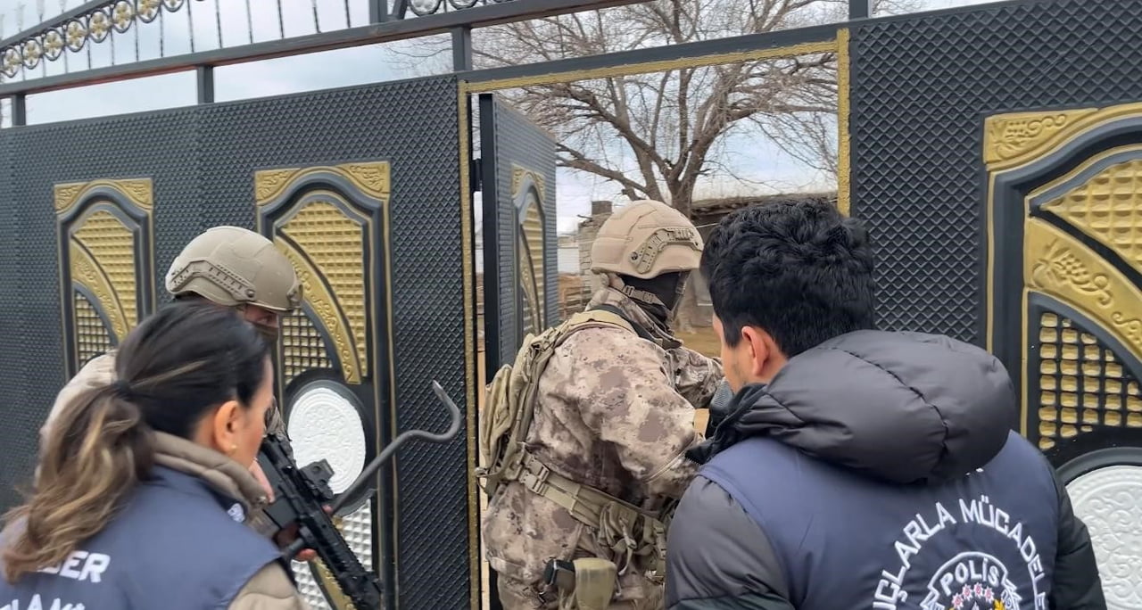 İL EMNİYET MÜDÜRLÜĞÜ SİBER SUÇLARLA MÜCADELE ŞUBE MÜDÜRLÜĞÜ EKİPLERİ, SAVCILIK KOORDİNESİNDE...