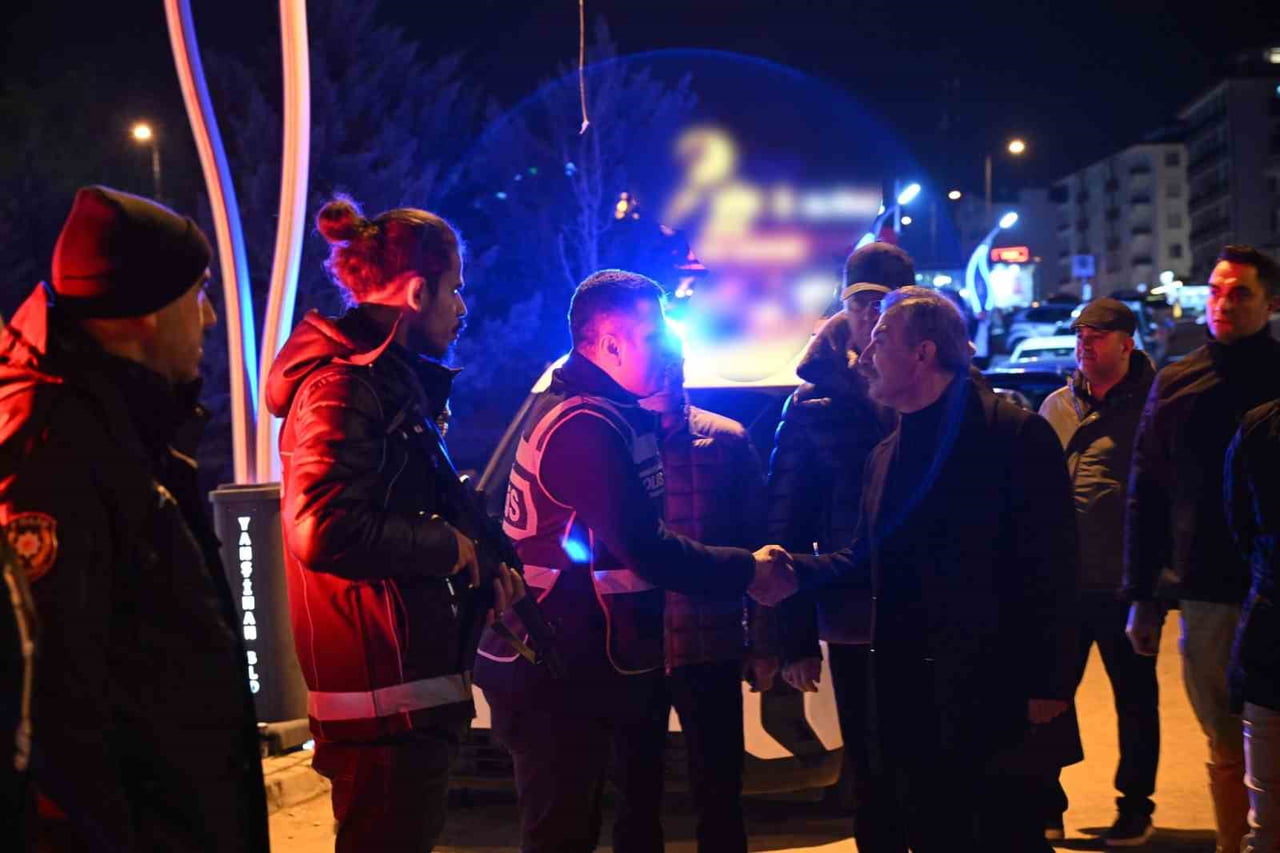 İL EMNİYET MÜDÜRÜ MUSTAFA IŞIK, UYGULAMA NOKTALARINI ZİYARET EDEREK GÖREVLİ PERSONELE KOLAYLIKLAR...