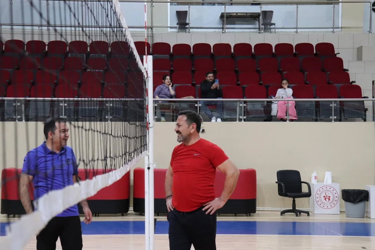 İL MÜDÜRÜ İLHAN, PERSONELLERLE VOLEYBOLDA BULUŞTU