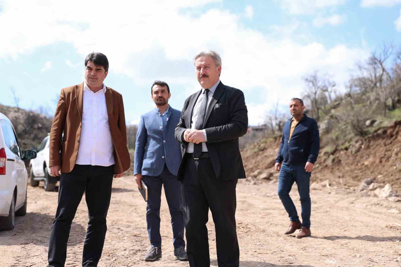 İLÇE GENELİNDE YAPTIĞI YOL YAPIM ÇALIŞMALARI İLE TRAFİĞİ ÖNEMLİ ÖLÇÜDE RAHATLATAN, KONFORLU VE...