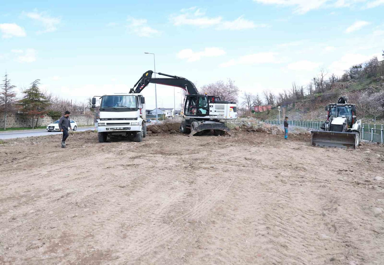 İLÇE GENELİNDE YAPTIĞI YOL YAPIM ÇALIŞMALARI İLE TRAFİĞİ ÖNEMLİ ÖLÇÜDE RAHATLATAN, KONFORLU VE...