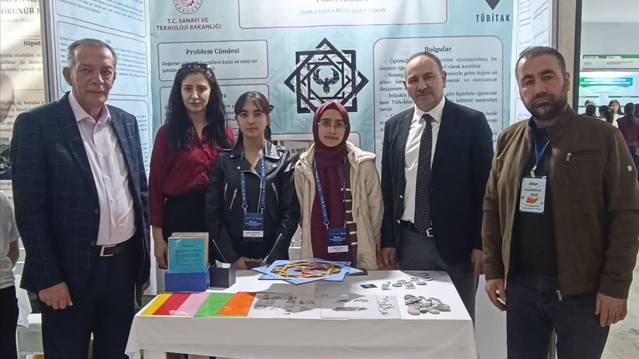 İLÇE MİLLÎ EĞİTİM MÜDÜRÜ YAKUP ALHAN İLE ŞUBE MÜDÜRÜ YILDIRIM EYYÜBİ MEHMATAĞAOĞLU DA SERGİYİ...