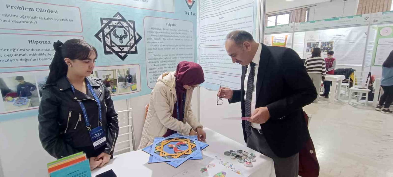 İLÇE MİLLÎ EĞİTİM MÜDÜRÜ YAKUP ALHAN İLE ŞUBE MÜDÜRÜ YILDIRIM EYYÜBİ MEHMATAĞAOĞLU DA SERGİYİ...