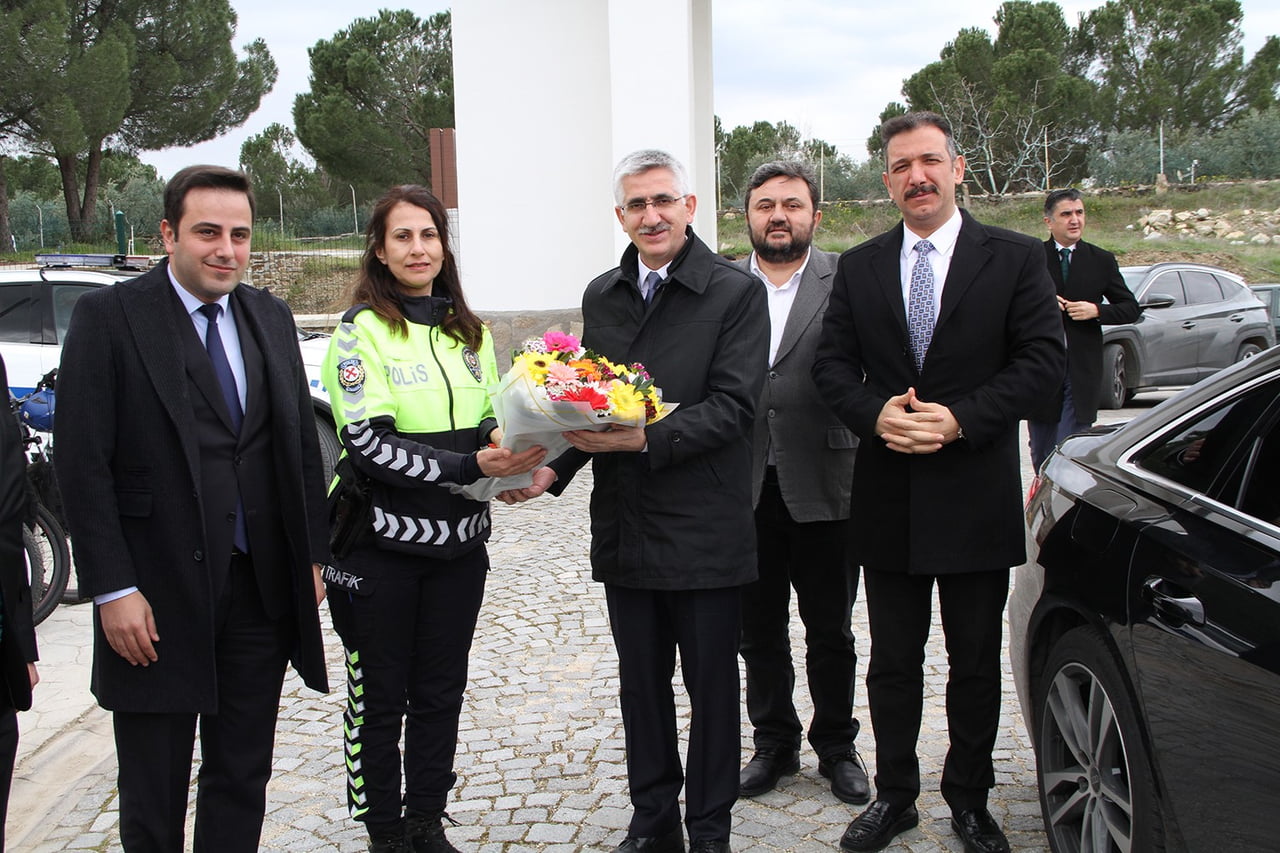 İLÇEDE GÖREV YAPAN POLİSLER VE EŞLERİYLE BİR ARAYA GELEN YILMAZ, PROGRAMIN ARDINDAN KAMP ALANINI...