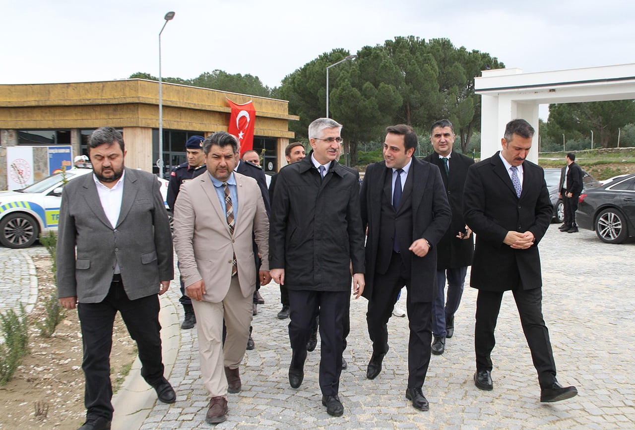 İLÇEDE GÖREV YAPAN POLİSLER VE EŞLERİYLE BİR ARAYA GELEN YILMAZ, PROGRAMIN ARDINDAN KAMP ALANINI...