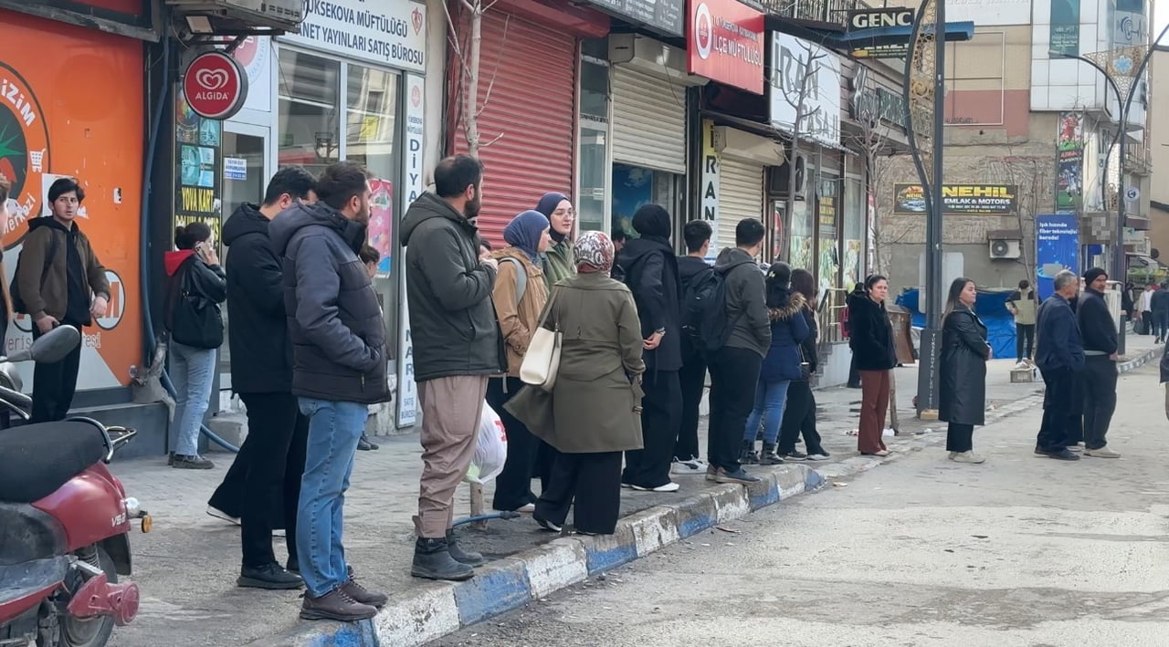 İLÇEDE ULAŞIMIN AKSAMASI NEDENİYLE ÖZELLİKLE İŞE GİTMEK İSTEYEN ÇALIŞANLAR VE OKULLARINA YETİŞMEYE...