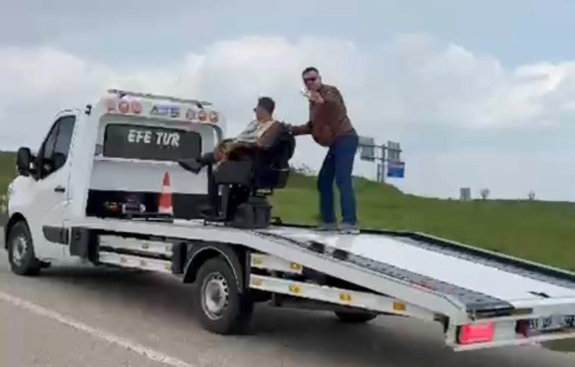 İLÇEDE UZUN YILLARDIR BERBERLİK YAPAN SELÇUK ALÇİÇEK, MÜŞTERİSİNİ BU KEZ ALIŞILMIŞIN DIŞINDA BİR...