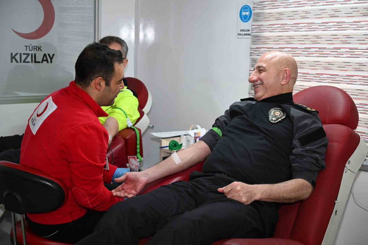 İLK KAN BAĞIŞINI İL EMNİYET MÜDÜRÜ MAKSUT YÜKSEK YAPARAK ÖNCÜ OLURKEN, ÇOK SAYIDA TEŞKİLAT MENSUBU...