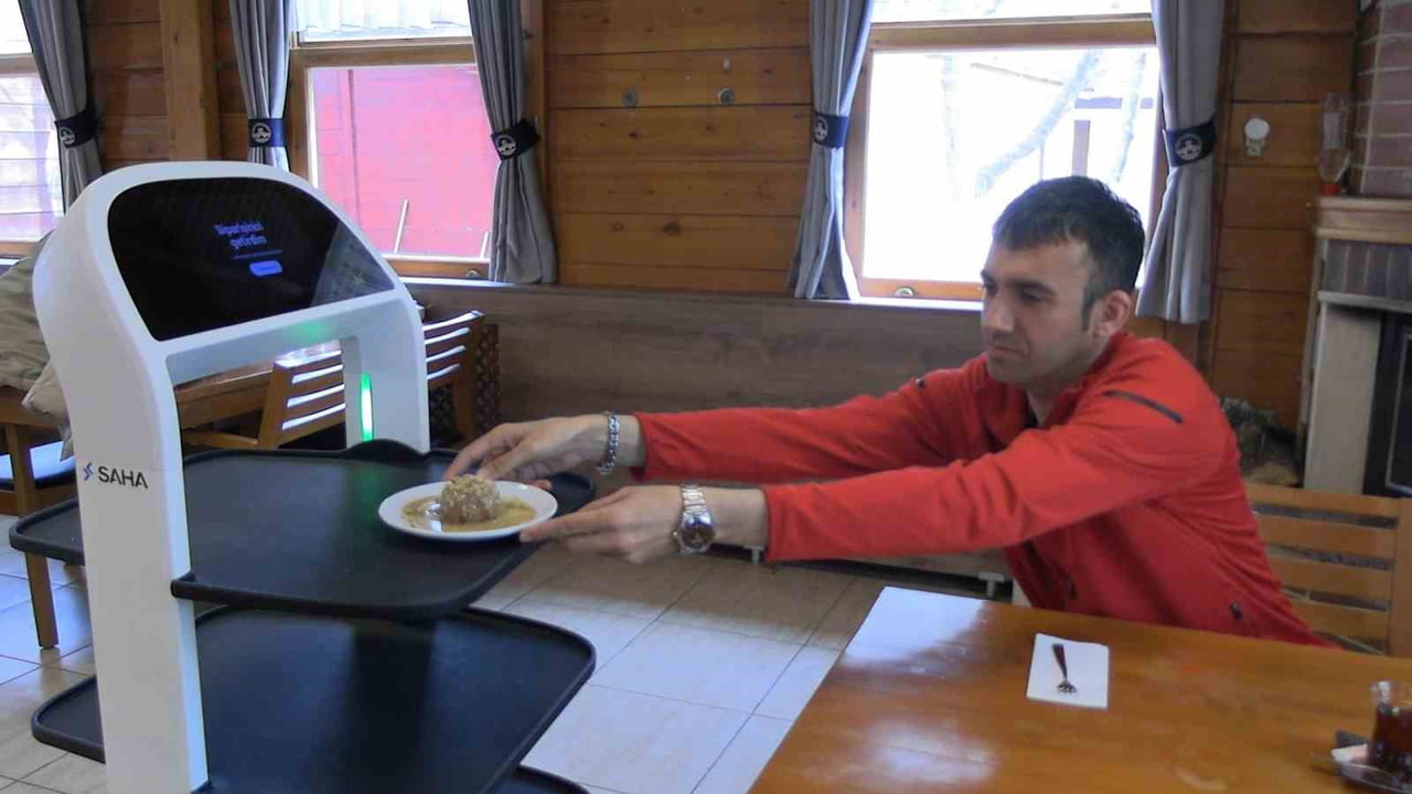 İLK KEZ ROBOT GARSONLA KARŞILAŞTIĞINI BELİRTEN MÜŞTERİLERDEN MUSTAFA MARAŞLIOĞLU, “DAHA ÖNCE BÖYLE...