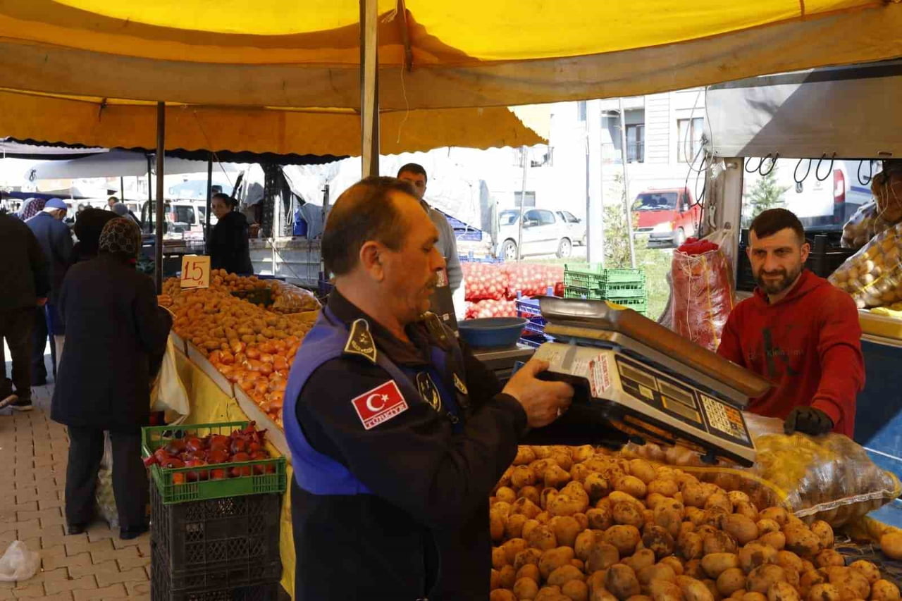 İLKADIM BELEDİYESİ ZABITA MÜDÜRLÜĞÜ EKİPLERİ TARAFINDAN YÜRÜTÜLEN DENETİMLERDE FİYAT-ETİKET UYUMU...