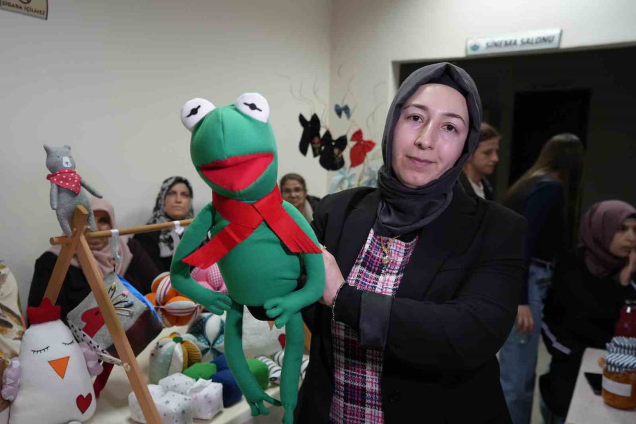 İLKADIM BELEDİYESİNCE DÜZENLENEN 'SIFIR ATIK' SERGİSİNDE ÇÖPE GİDECEKKEN DEĞER KAZANAN ÜRÜNLER...