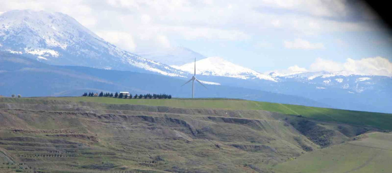 İLKBAHAR MEVSİMİNDE AĞAÇLARIN ÇİÇEK AÇTIĞI ŞEHİRDE ZİRVELERİ BEYAZA BÜRÜYEN KAR, BÖLGE HALKI...