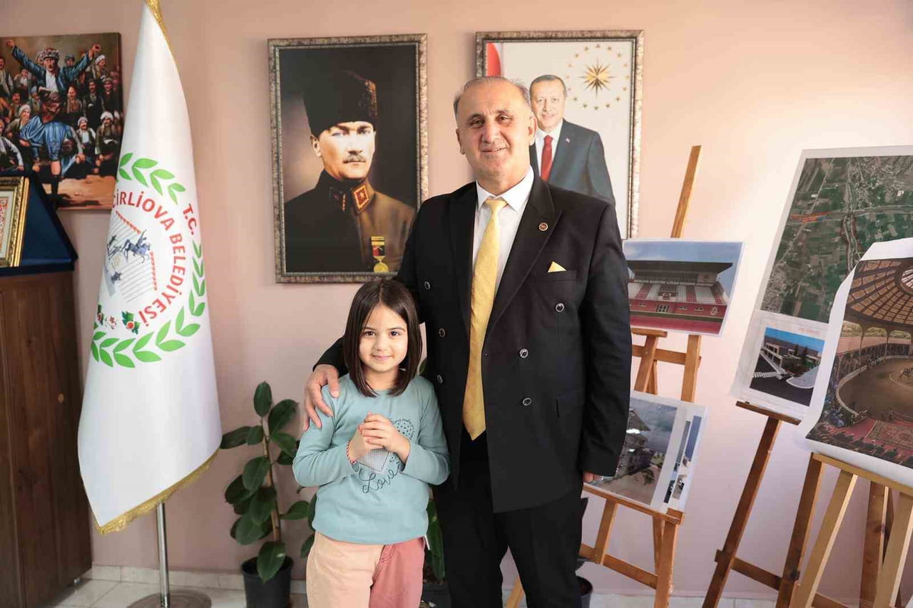 İLKOKUL ÖĞRENCİSİ SARE, ÖDEVİNİ BAŞKAN KAYA İLE YAPTI