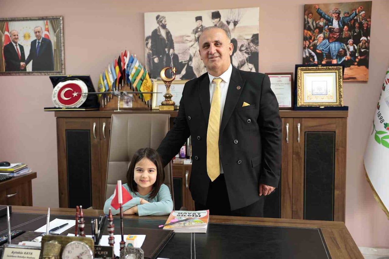 İLKOKUL ÖĞRENCİSİ SARE, ÖDEVİNİ BAŞKAN KAYA İLE YAPTI