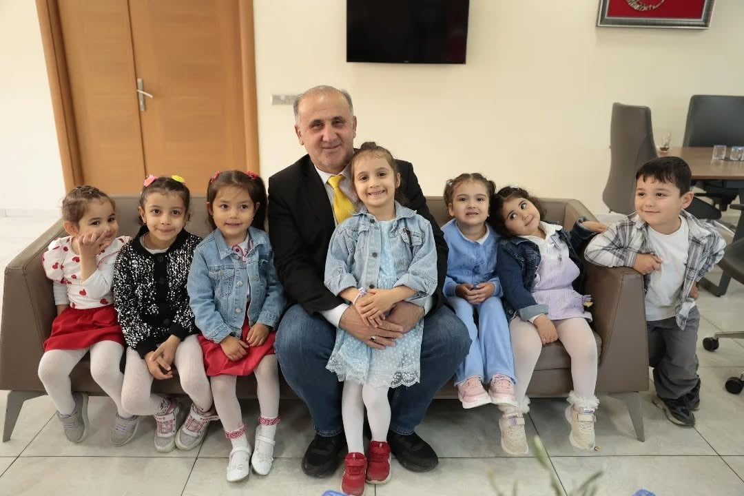 İNCİRLİOVA BELEDİYE BAŞKANI AYTEKİN KAYA HAYME HATUN ANAOKULU ÖĞRENCİLERİNİ BELEDİYEDE AĞIRLAYARAK...