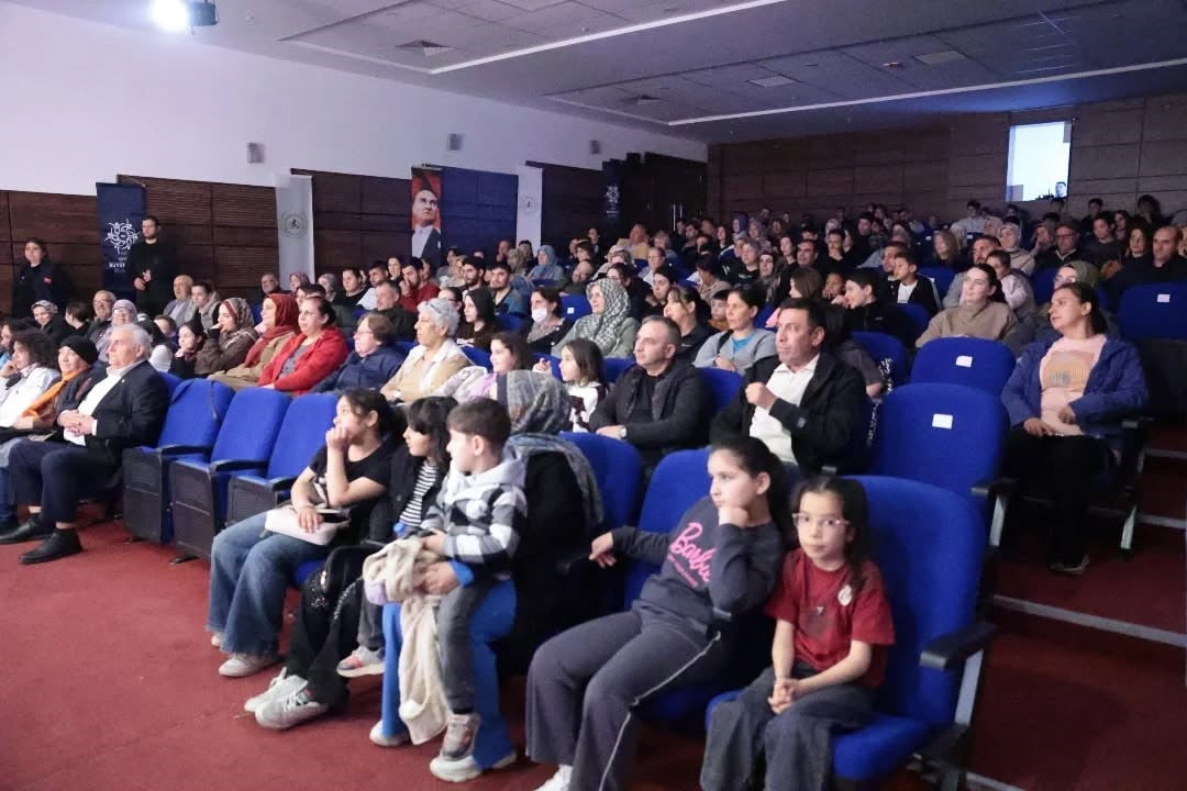 İNCİRLİOVA KÜLTÜR VE SANAT ŞENLİĞİ KAPSAMINDA SAHNELENEN "KADER BÖYLEYMİŞ" TİYATRO OYUNU...