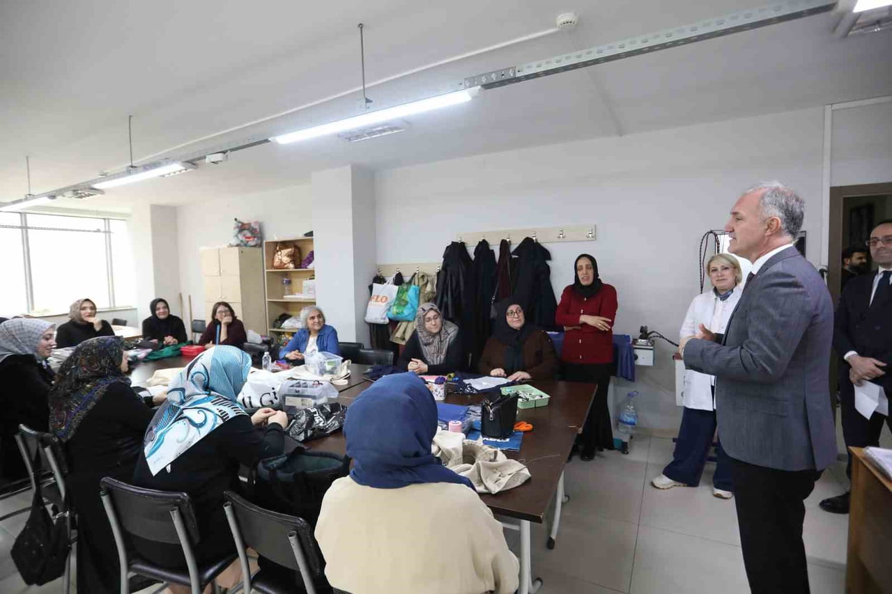 İNEGÖL BELEDİYE BAŞKANI ALPER TABAN, İNESMEK KURSLARINI ZİYARET EDEREK KURSİYERLERLE BİR ARAYA...