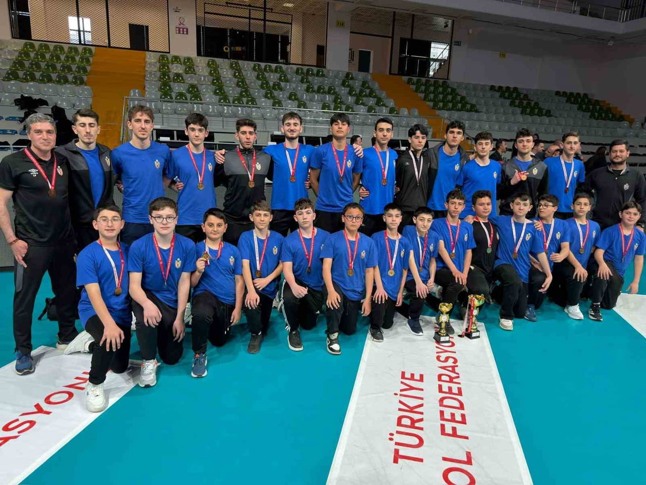 İNEGÖL BELEDİYE SPOR KULÜBÜ, VOLEYBOL BRANŞINDA MİDİ ERKEKLERDE BURSA 1’İNCİSİ OLURKEN, GENÇ...
