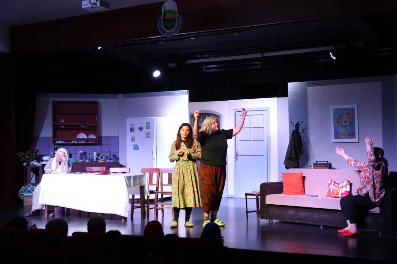 İNEGÖL BELEDİYESİ ŞEHİR TİYATROSU'NUN 22'NCİ GÖSTERİSİ OLARAK BU SEZON REPERTUARINA DAHİL ETTİĞİ...