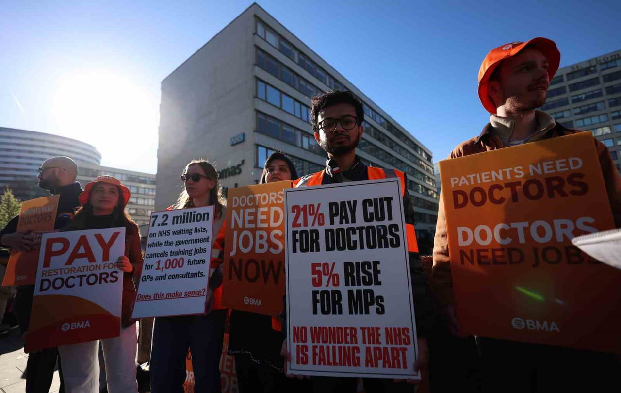 İNGİLTERE’DE ASİSTAN DOKTORLAR, MAAŞ ANLAŞMAZLIĞI NEDENİYLE 6 GÜN SÜRECEK GREVE BAŞLADI. GREV...