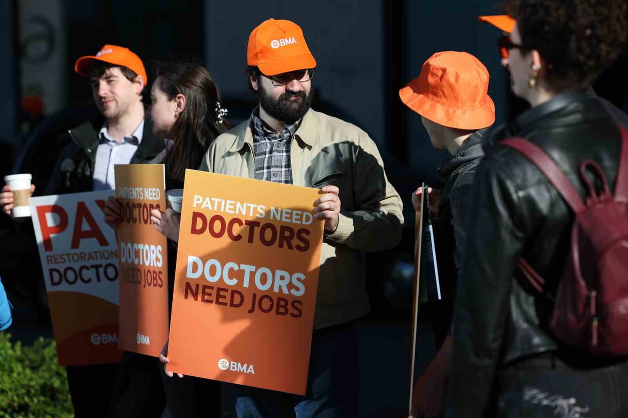 İNGİLTERE’DE ASİSTAN DOKTORLAR, MAAŞ ANLAŞMAZLIĞI NEDENİYLE 6 GÜN SÜRECEK GREVE BAŞLADI. GREV...