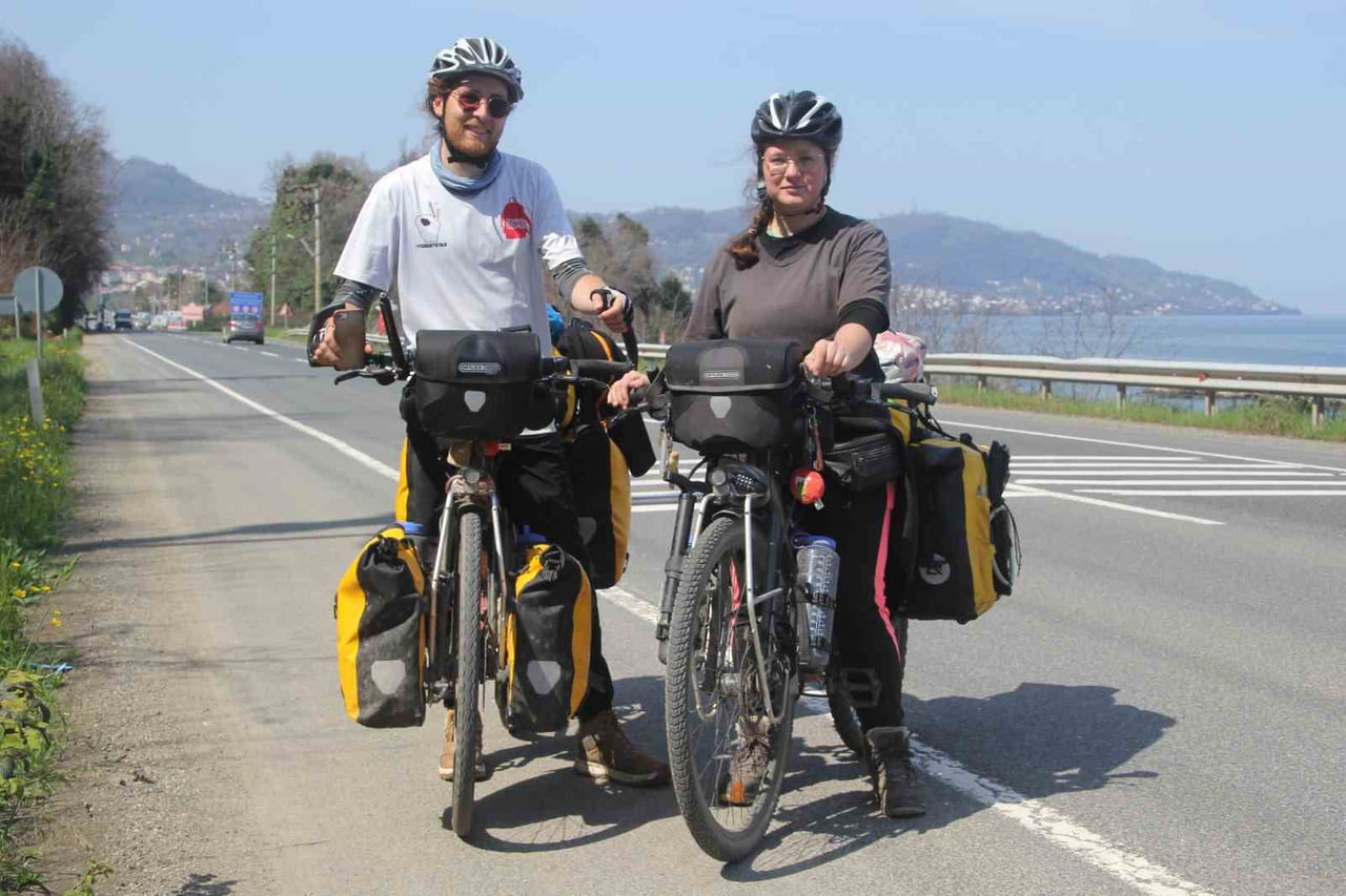 İNGİLTERE’DEN YOLA ÇIKAN ALEXİA LAMOUREUX (SOLDA) VE OWAİN PAUL (SAĞDA), YAKLAŞIK 80 BİN...