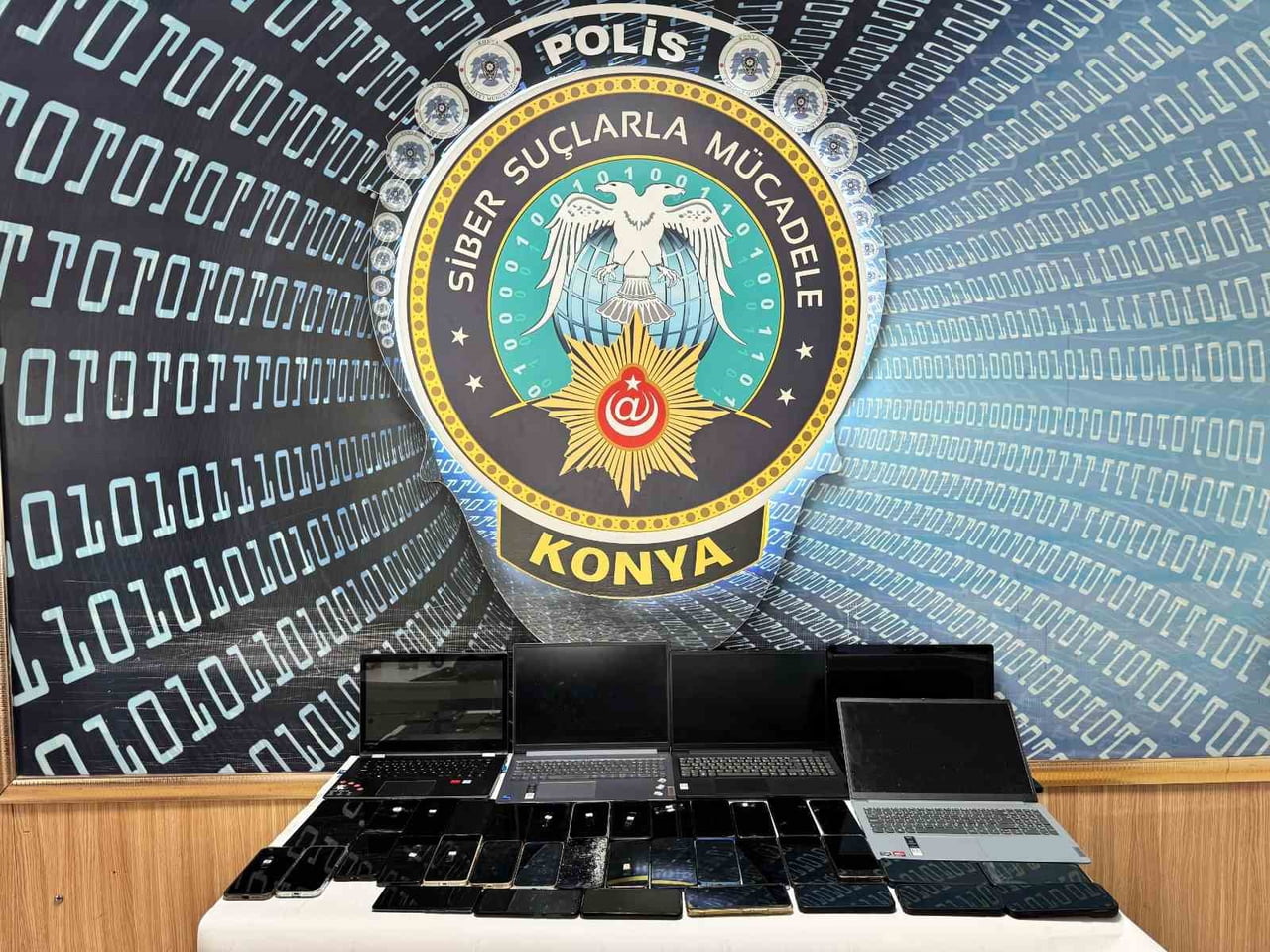 İNTERNET ÜZERİNDEN 'AMERİKA MERKEZLİ YATIRIM ŞİRKETİ' YALANIYLA KONYA'DA YAŞAYAN BİR DOKTORU 11...